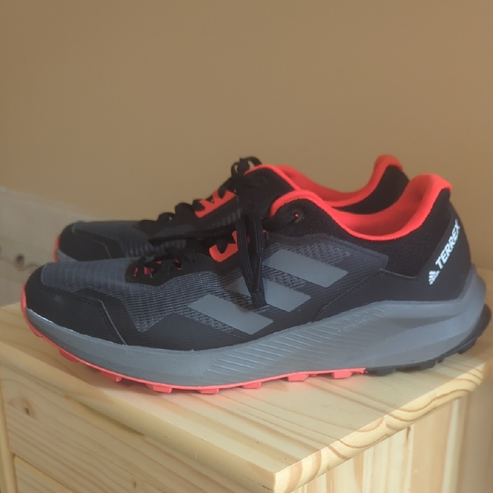Adidas Men's Black and Gray Athletic Shoes with Red Accents